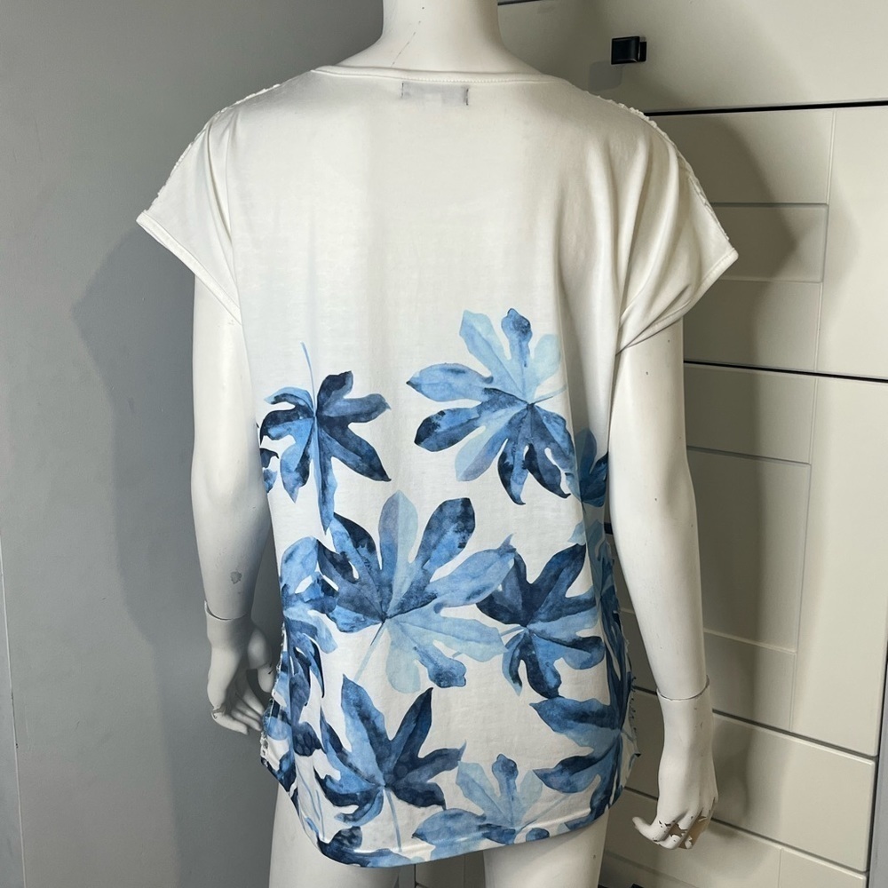 Fresh FX. Size medium. Blue and white. Floral. Overlay. Top. Short sleeve. - Picture 4 of 5
